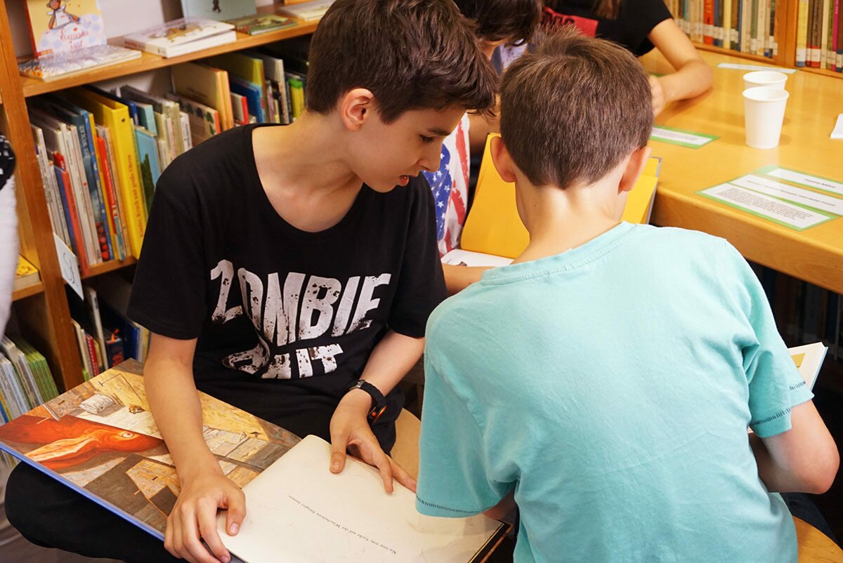Das „Kunstlabor Literatur“ wird durchgeführt von LesArt, dem Berliner Zentrum zur Förderung von Kinder- und Jugendliteratur e. V. Um den Spaß an der Literatur zu wecken, entwickelt und nutzt LesArt kreative Formate, die Geschichten, Bilder und Sprache auf vielfältige Weise sinnlich erfahrbar machen. Im Kunstlabor Literatur arbeitet LesArt an Materialien, die Hilfestellungen zur Auswahl von geeigneter Literatur geben und zeigen, wie man Bücher lebendig werden lassen kann.