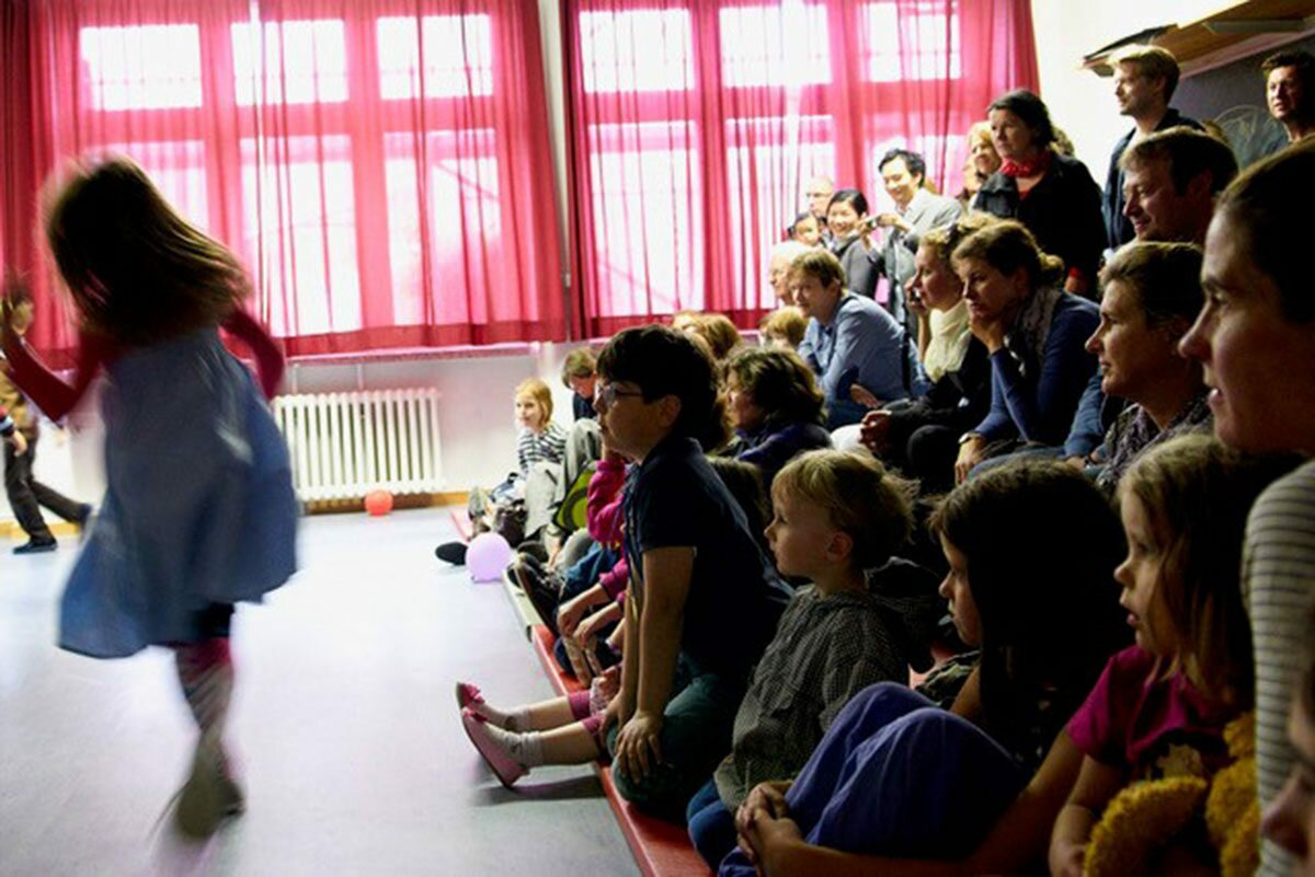 Im Rahmen des Hamburger Programms TUSCH erleben Schüler*innen Theater hautnah: Das „Kunstlabor Theater“ zeigt, wie gute Kooperationen zwischen Schulen und Theatern funktionieren. Ausgewählte Partnerschaften werden auf ihrem Weg zwei Jahre lang begleitet. Das entstehende Material wird Hilfestellungen geben, wie Theaterprojekte in hoher Qualität mit Schulen umgesetzt werden können. Partner*innen im „Kunstlabor Theater“ sind die Bürgerstiftung Hamburg, die Behörde für Schule und Berufsbildung sowie die Kulturbehörde Hamburg.