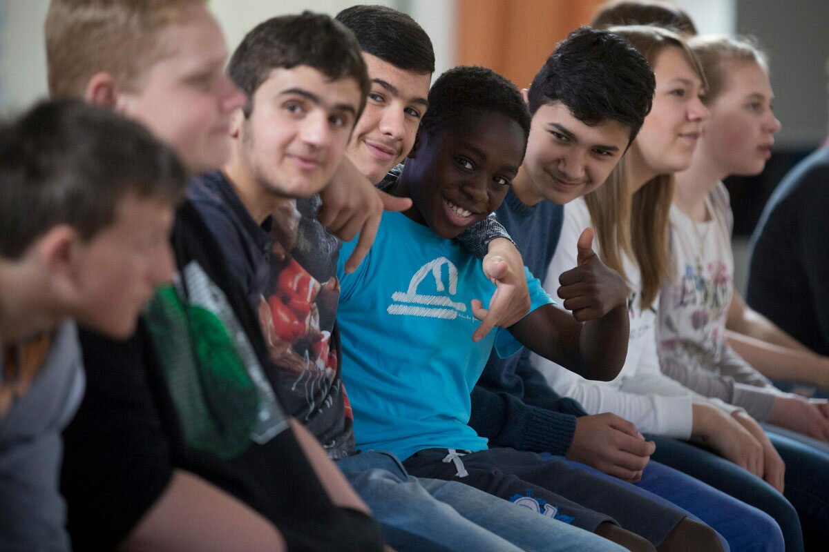 Das „Kunstlabor Musik“ wird durchgeführt vom Zukunftslabor der Deutschen Kammerphilharmonie Bremen. Mit Sitz in der Gesamtschule Bremen-Ost, mitten in Bremens Stadtteil mit den größten sozialen Herausforderungen, zeigen sie seit Jahren, was die Kraft der Musik vermag. Wie gelingt es Schüler*innen, Musiker*innen und das Schulumfeld auf Augenhöhe einzubinden, eine gemeinsame Idee zu entwickeln, diese zusammen lebendig werden zu lassen und mit Musik zu füllen? Das im „Kunstlabor Musik“ entwickelte Material, zeigt u. a., wie das Konzept der erfolgreichen Bremer Stadtteiloper, ein Musiktheater-Projekt mit einem ganzen Stadtteil, übertragbar wird.